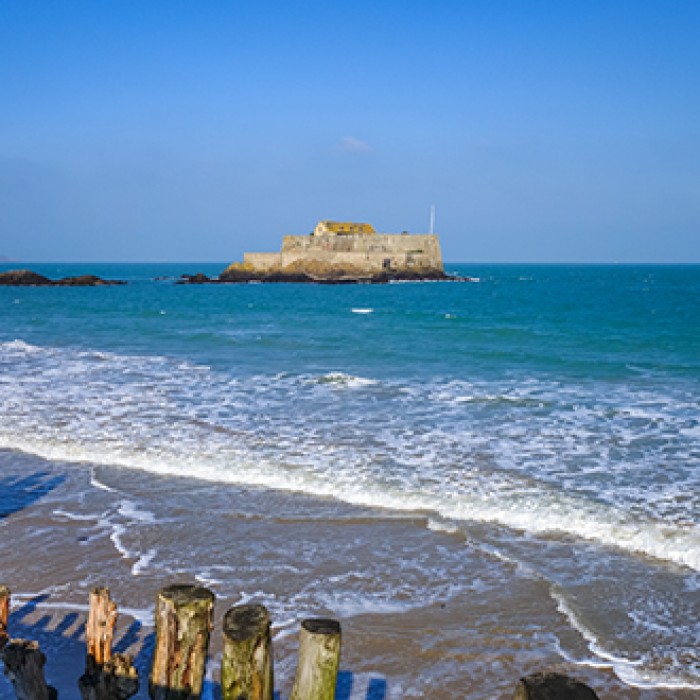La côte d'Émeraude et le fort national de Saint-Malo